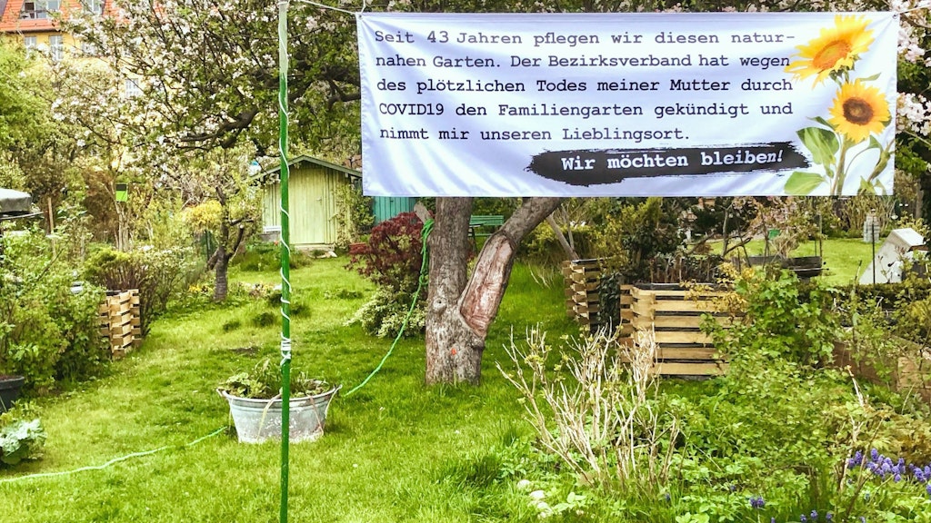 Das Plakat im Garten von Lara S. verstorbener Mutter sorgt für neuen Ärger. 