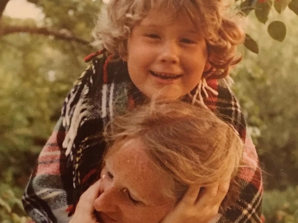 Lara mit ihrer Mutter Sabine vor 40 Jahren in ihrem Kleingarten.