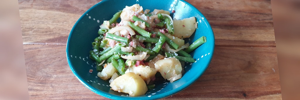 Warmer Kartoffelsalat mit Speck und Bohnen schmeckt als Solo-Gericht oder als Beilage.