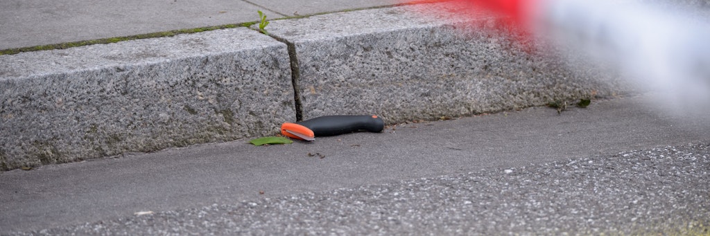 Ein offenbar beschädigtes Messer liegt in einer Spurenmarkierung am abgesperrten Tatort. Ein Mann ist am Freitag bei einem Polizeieinsatz in Hamburg-Winterhude von Beamten erschossen worden. Der Unbekannte habe zuvor Autos angehalten, beschädigt und die Fahrer mit einem Messer bedroht, sagte eine Polizeisprecherin. 
