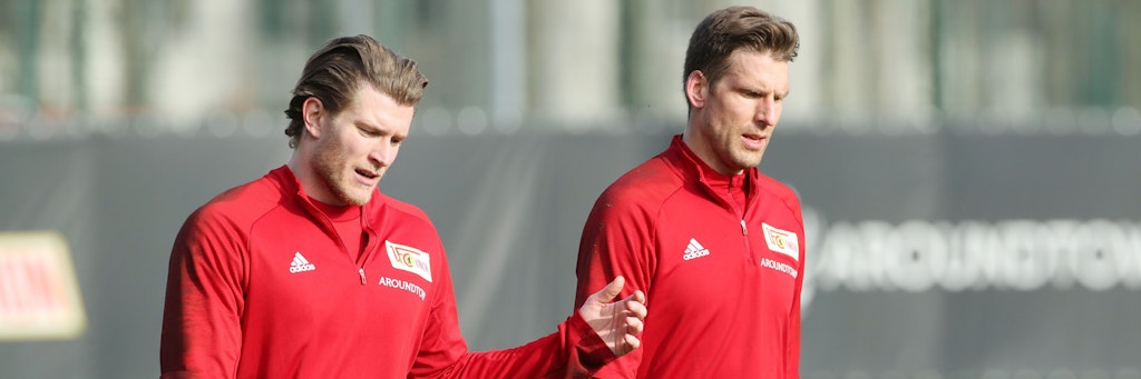 Torwart Andreas Luthe (r.) und sein Konkurrent Loris Karius unterhalten sich beim Training.