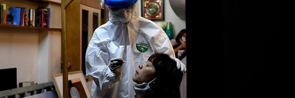 Coronatest in Hanoi. Die Zahl der Neuinfizierten steigt dort aktuell massiv an. 