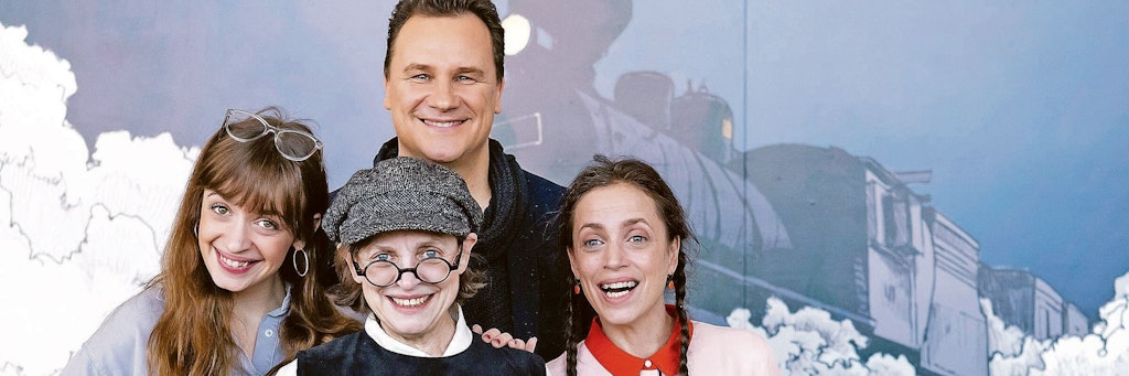 Endlich wieder auf der Bühne zu sehen! Die Schauspielerinnen Nellie Thalbach (v. li.), Katharina Thalbach und Anna Thalbach präsentieren sich zusammen mit Designer Guido Maria Kretschmer zum Theaterstück „Mord im Orientexpress“. Katharina Thalbach inszeniert die Krimigeschichte von Agatha Christie, Kretschmer entwirft die Kostüme. 