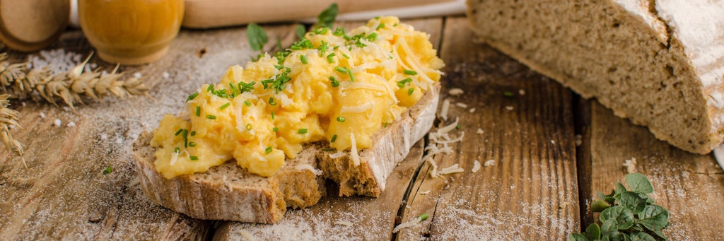 Affenfett erinnert an Rührei auf Brot, ist aber noch herzhafter und hat durch den zugesetzten Majoran einen ganz eigenen Geschmack.