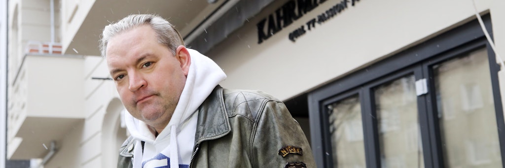 Der Berliner Schauspieler Christian Kahrmann vor seinem inzwischen geschlossenem Café im Januar 2021. 