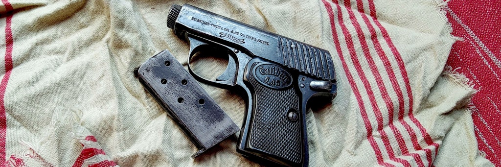 Mitunter gehören auch längst vergessene Waffen zu einem Nachlass. Wichtig: Die Schusswaffe nicht einfach selbst zur Polizei bringen. 