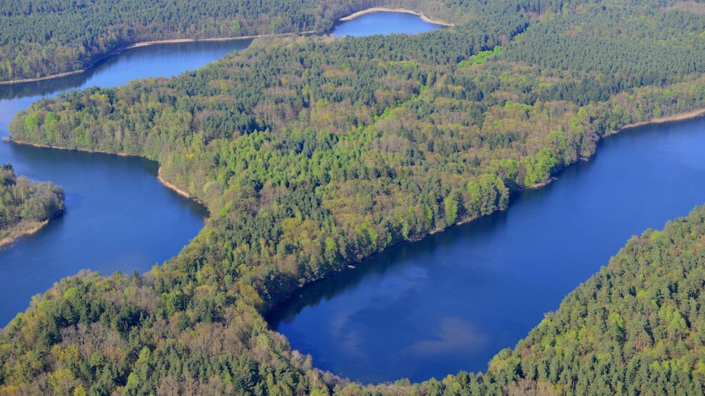 Zwischen dem Großdöllner See und dem Wuckersee lag Carinhall. Der Landsitz bestand aus mehreren Häusern und Höfen, Hallen und Sälen, einer Adjutantur und Telefonzentrale sowie einem Luftschutzbunker.