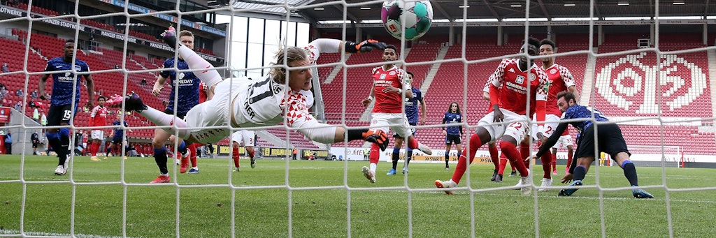 Lucas Tousart (r.) köpft in der 36. Minute zum 1:0 ein. Vier Minuten später gleichen die Mainzer aus.<br><br>