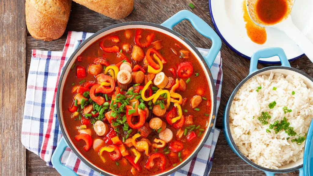 Kann man auch mit Paprika und Würstchen machen: Wurstgulasch.