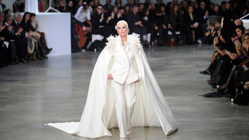 Carmen Dell’Orefice präsentiert eine Kreation des französischen Designers Stephane Rolland während der Pariser Modewoche.
