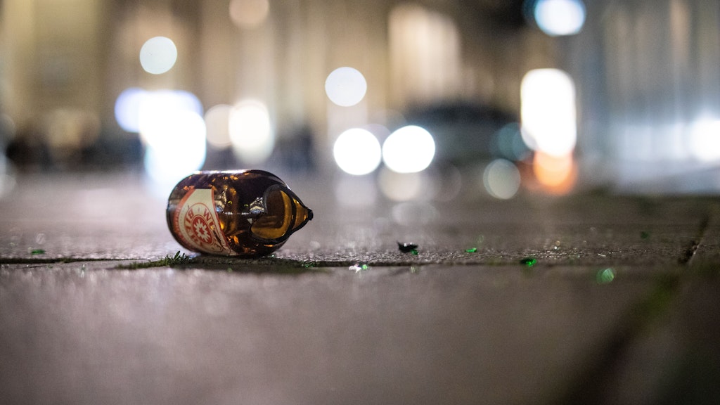 Eine zerbrochene Bierflasche – Beamte waren von den Jugendlichen mit Flaschen beworfen worden. 