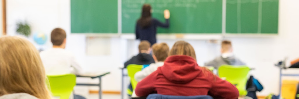 Schülerinnen und Schüler einer fünften Klasse einer Realschule sitzen während des Unterrichts in ihrem Klassenzimmer. 