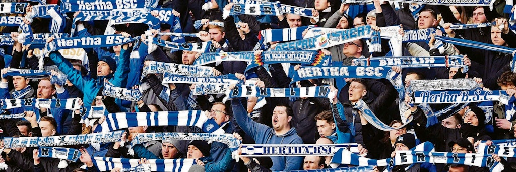 Hertha-Fans mit Schals in der Ostkurve. Trotz Krise in der vergangenen Saison bleiben die Anhänger ihrem Verein treu. 