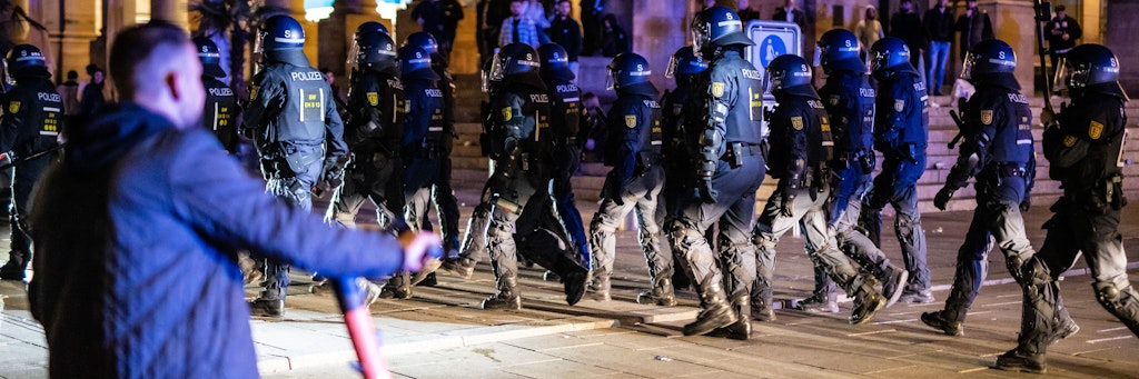 Rund um den Schlossplatz lieferten sich Jugendliche und Polizisten Straßenschlachten.