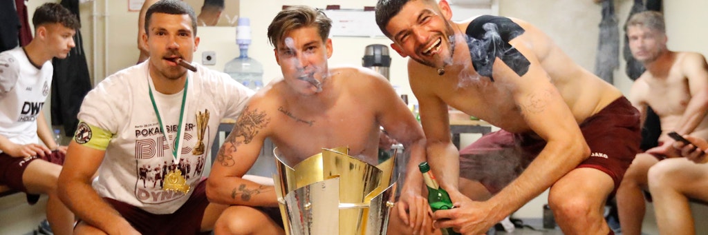 Zigarre, Pott und ein Pils: (v.l.) Andreas Pollasch, Andor Bolyki und Marcel Stutter nach dem Spiel in der Kabine.