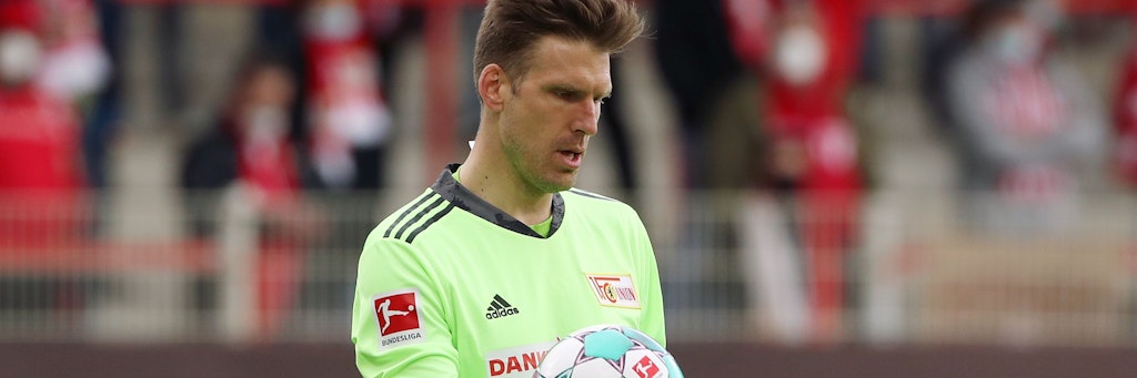 Torwart Andreas Luthe hat den Ball fest im Griff und überzeugte in der Saison 20/21.<br>