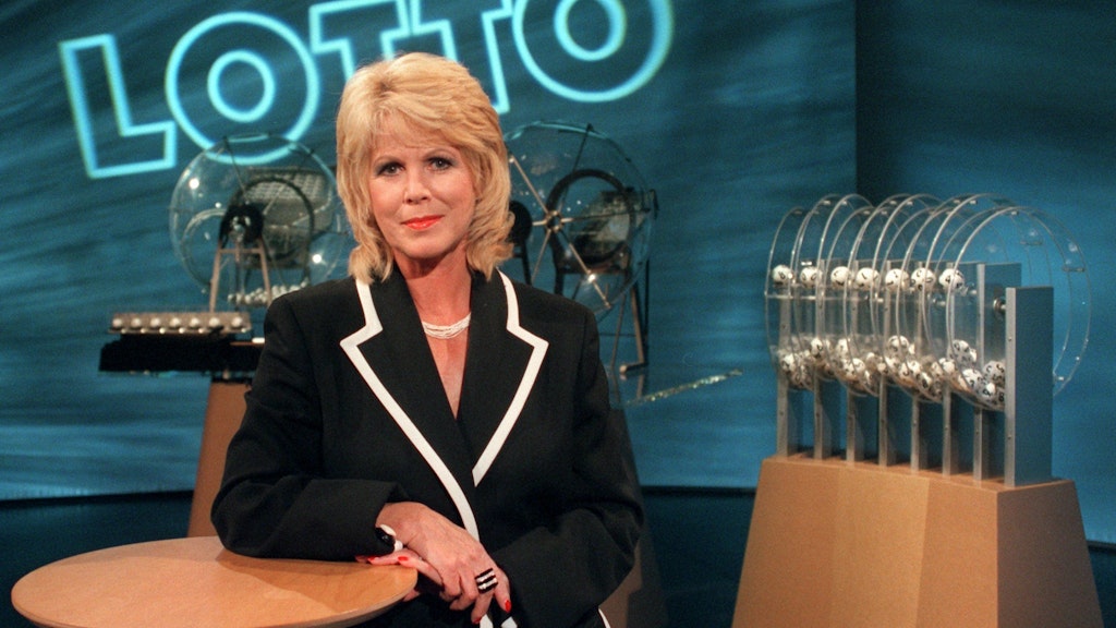 „Lottofee“ Karin Tietze-Ludwig präsentiert 1996 im Studio des Hessischen Rundfunks die Ziehung der Lottozahlen. 