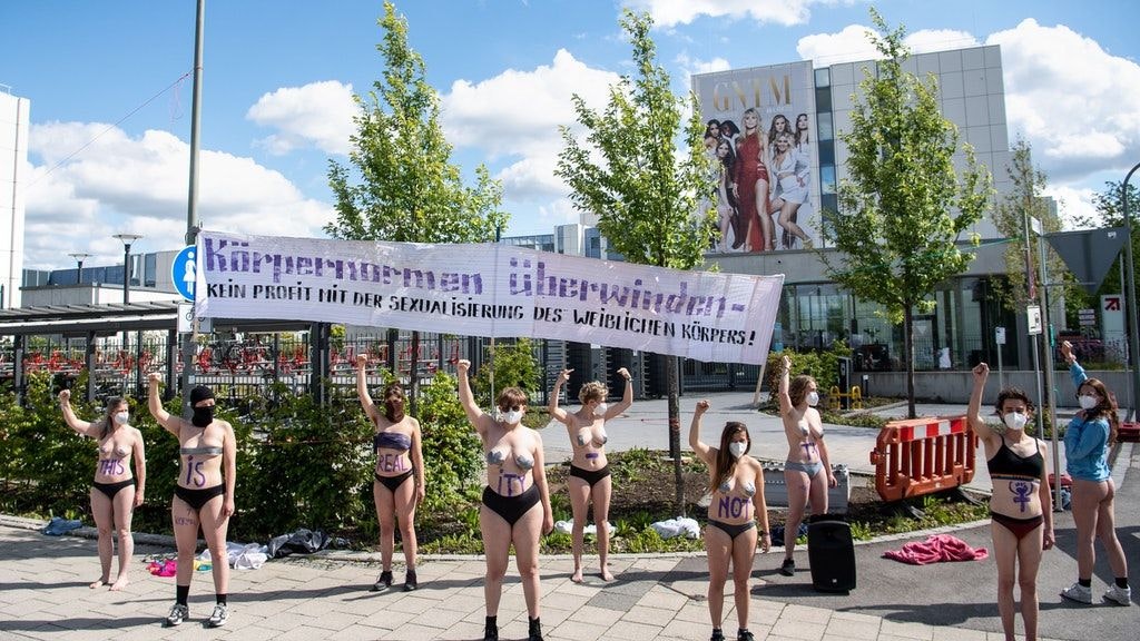 Nacktprotest vor dem ProSieben-Gebäude.