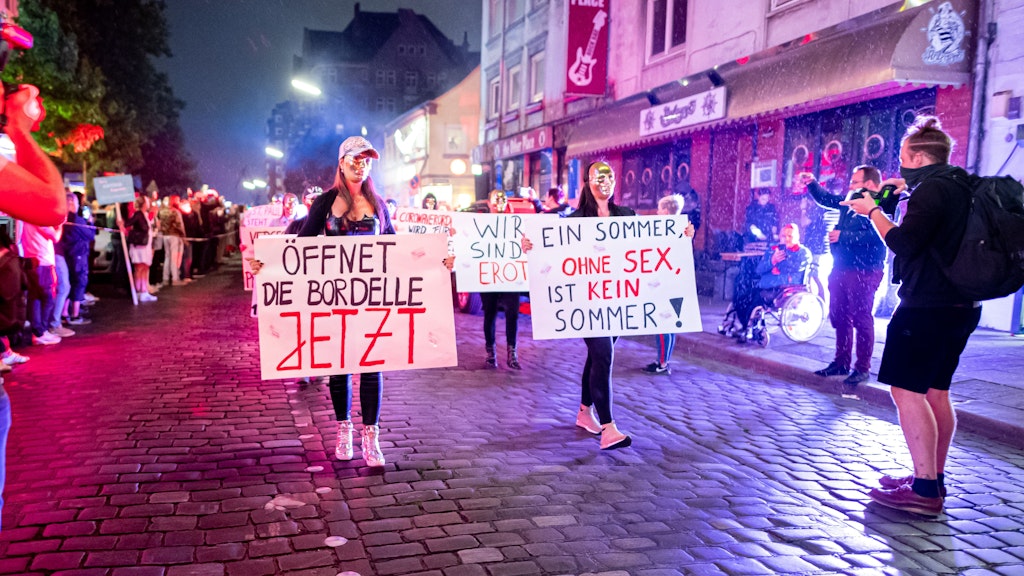 Sexarbeiterinnen demonstrieren auf dem Hamburger Kiez gegen ein coronabedingtes Arbeitsverbot im Rotlichtsektor.