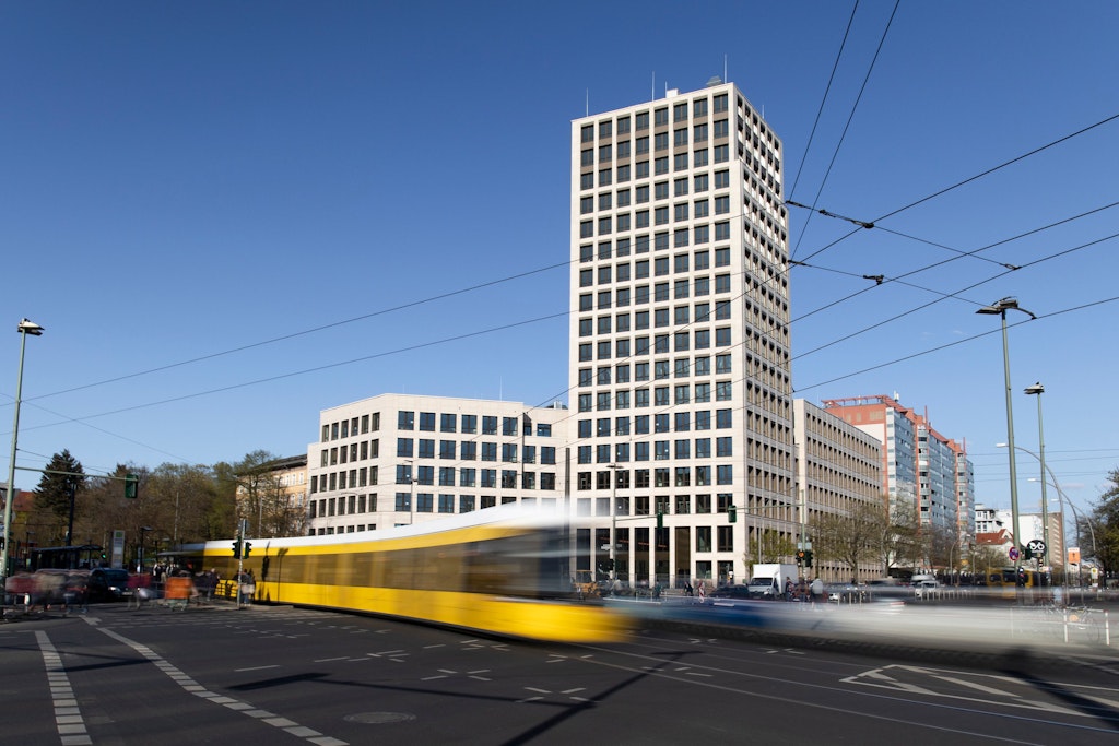 Mit markantem Büroturm: Das neue Quartier der Howoge in Lichtenberg.<br>