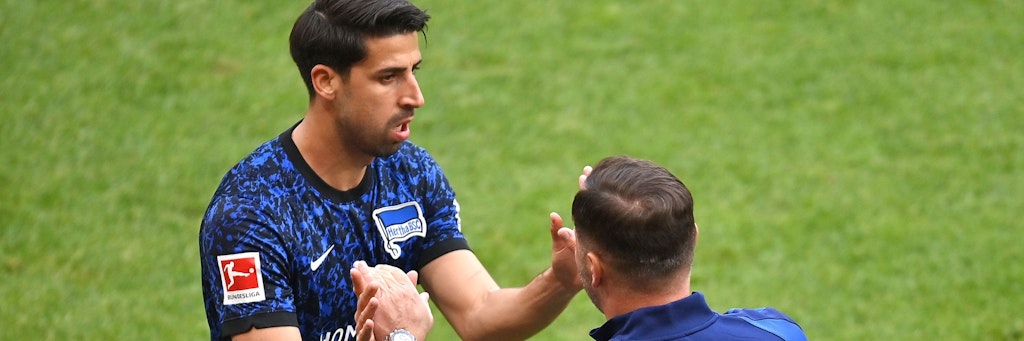 Herthas Sami Khedira klatscht nach seiner Auswechslung in Mainz mit Trainer Pal Dardai ab.