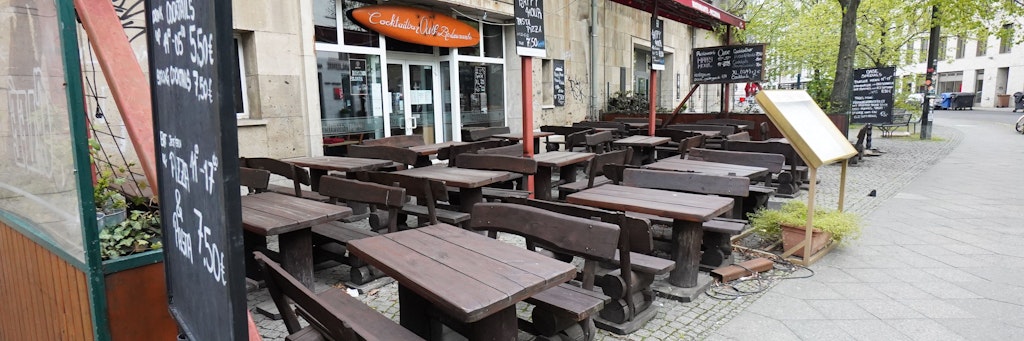 Geschlossenes Lokal in der Georgenstraße: Die Außengastronomie könnte bald öffnen, sollte sich der Corona-Trend in Berlin fortsetzen.