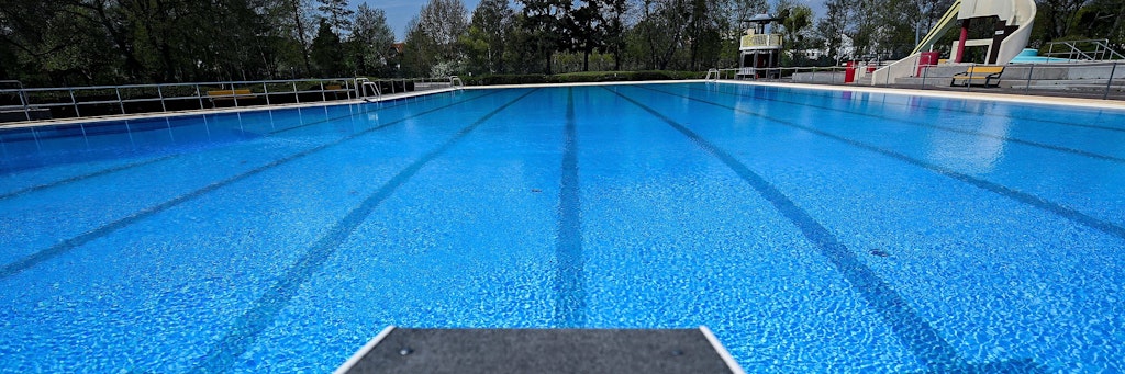 Dieses Freibad könnte jederzeit öffnen, bleibt aber wegen Corona vorerst geschlossen.