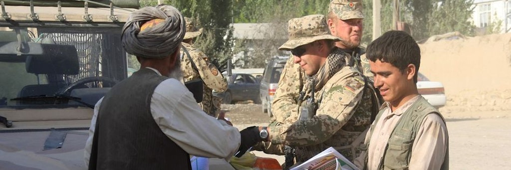 Der junge Mann rechts vermittelt als afghanische „Ortskraft“ zwischen Bundeswehrsoldaten und einem Einheimischen.