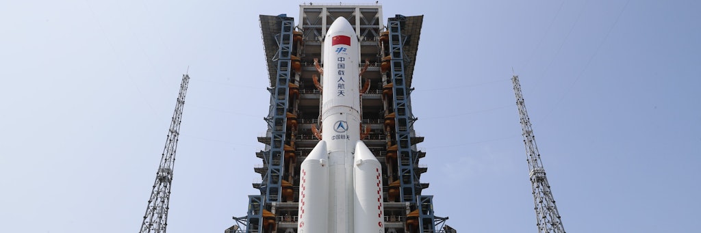 China: Langer-Marsch-5B-Y2-Rakete vor dem Start. Teile eines solchen Ungetüms stürzen in Kürze unkontrolliert zur Erde. 
