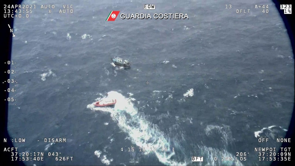 Es geht auch anders: Am 24. April nähert sich ein orangefarbenes Boot der italienischen Küstenwache einem mit Flüchtlingen besetzten Fischerboot. Über hundert Menschen wurden aus Seenot gerettet. 