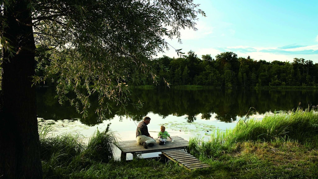 Wenn der Vater mit dem Sohne. Direkt am Groß Behnitzer See liegt das Landgut Stober, das aus dem Landgut Borsig hervorging. An diesem idyllisch gelegenen Gewässer hat die Natur seit der Eiszeit gearbeitet.
