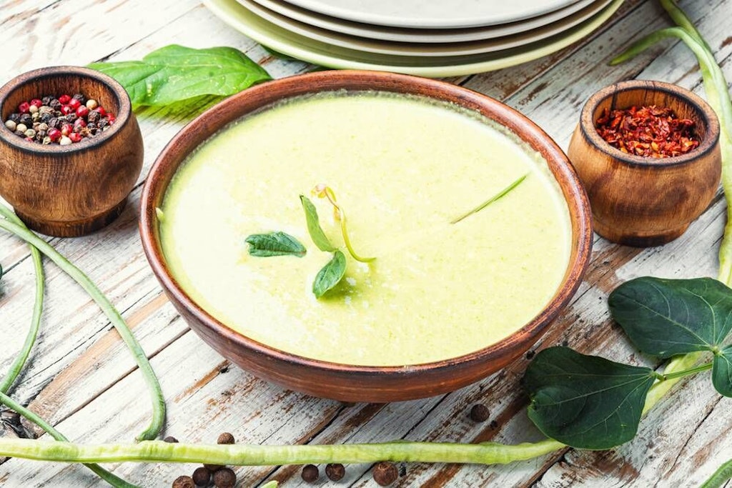 Eine leckere Fenchel-Rahm-Suppe wärmt den Körper an kühlen Frühlingstagen von innen.