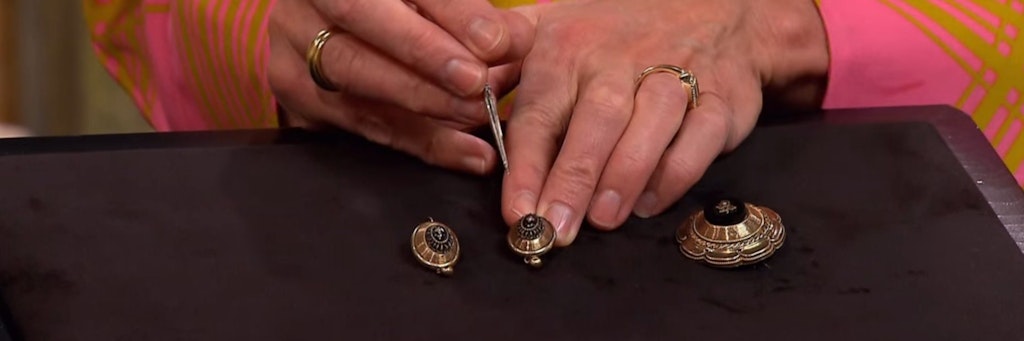 Dieses Schmuck-Set hat „Bares für Rares“-Kandidatin Petra Feige auf dem Trödel erstanden.