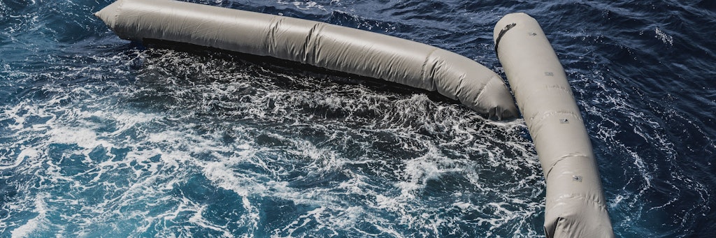  Reste eines Schlauchbootes treiben auf dem Mittelmeer. An Bord sollen rund 130 Flüchtlinge gewesen sein. Sie ertranken. 
