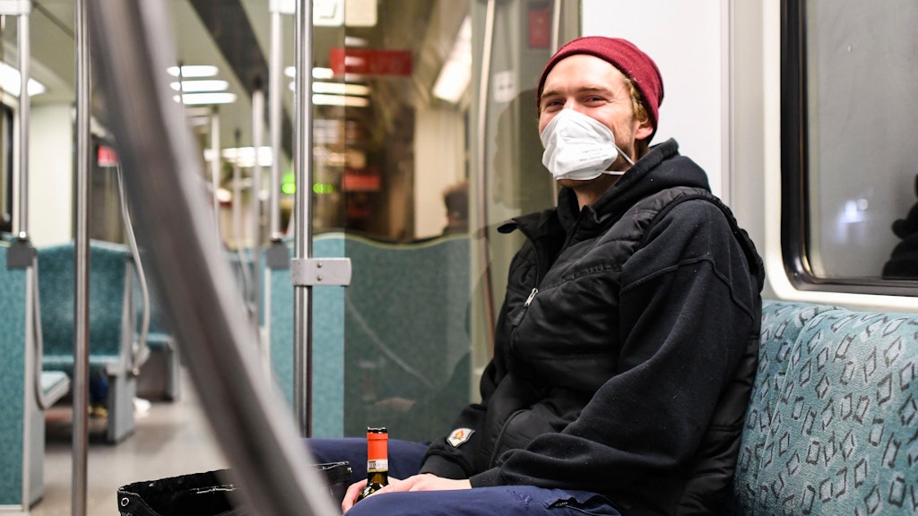 Niklas (37) ist neu in Berlin, will in der S-Bahn die nächtliche Stadt kennen lernen und ein wenig Spaß dabei haben – trotz Ausgangssperre.<br>
