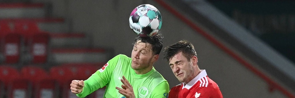 Verbissene Duelle lieferten sich Wout Weghorst und Unions Robin Knoche (r.) beim 2:2 im Hinspiel.