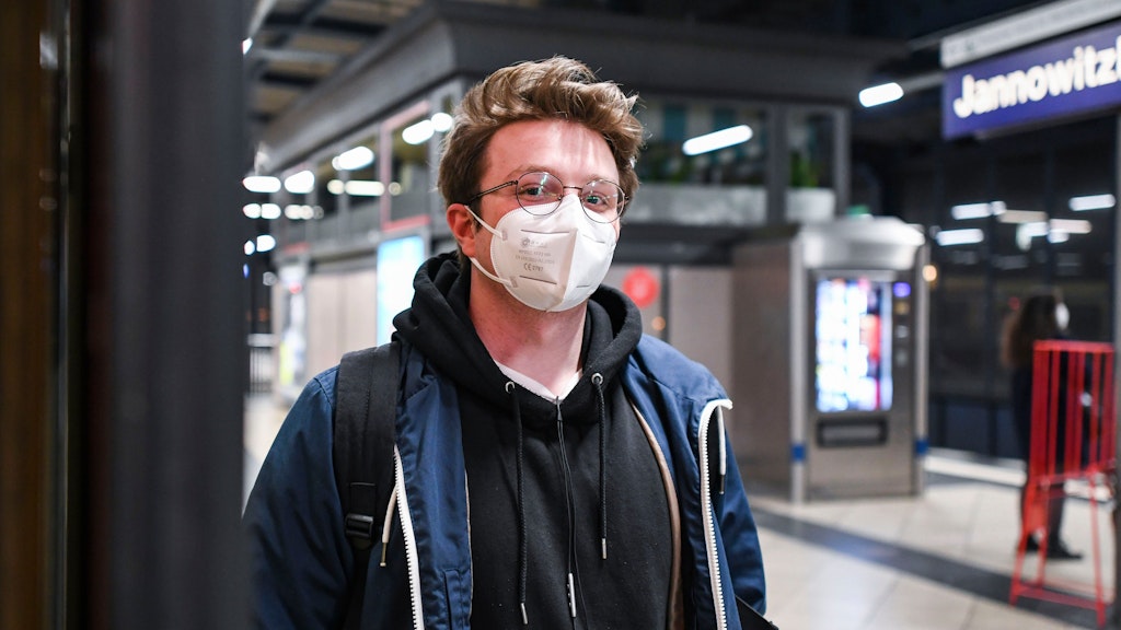 War fast allein in der S-Bahn: Erik Lange (25) hat weit nach 23 Uhr seinen Zielbahnhof Jannowitzbrücke erreicht. Der Krankenpfleger hat eine anstrengende Spätschicht hinter sich. <br>