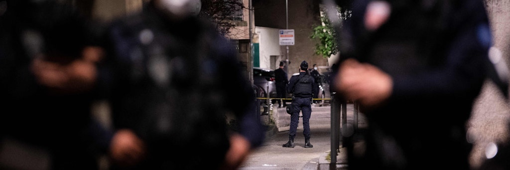 Die Polizei sichert den Ort, an dem ein Polizist während eines Anti-Drogen-Einsatzes in Avignon getötet wurde. 