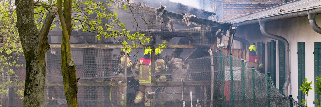 Die Berliner Feuerwehr im Einsatz. Es brannten Stallanlagen, in denen seltene Hühner gezüchtet werden. 