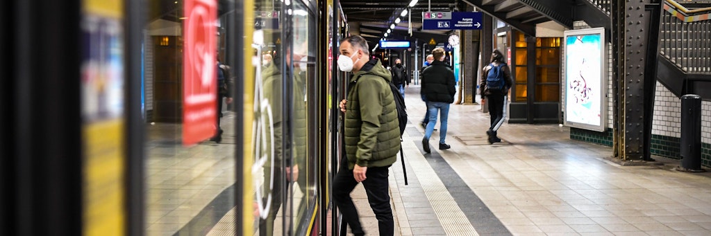Eine halbe Stunde nach Beginn der Ausgangssperre hält ein Zug der S7 am Westkreuz: Auf dem Bahnhof sind noch einige Berliner unterwegs.<br>