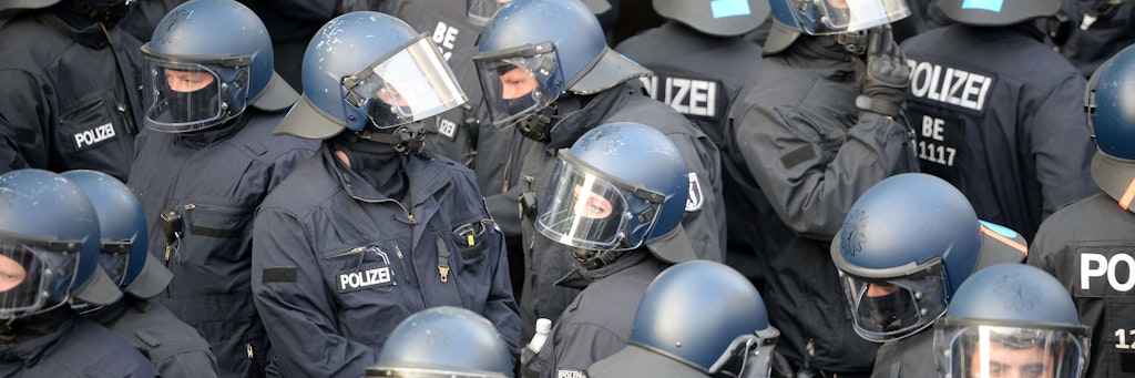 In der Corona-Pandemie suchen Berliner Polizisten angesichts psychischer Belastungen verstärkt Rat und Hilfe.
