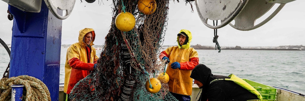 Etwa 100 französische Fischer haben sich vor dem Hafen von Saint Helier versammelt um zu protestieren. Seit dem Brexit ist ihr Zugang zu den Gewässern vor der Normandie erschwert. 