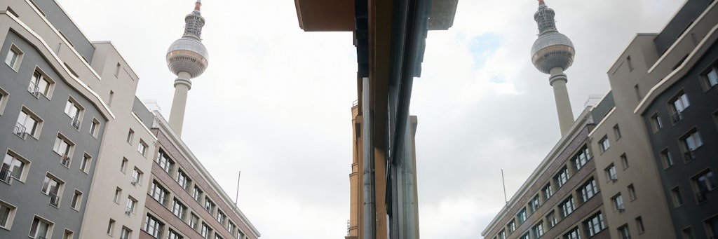 Der Fernsehturm ist in Sichtweite vieler Berliner Mietwohnungen. Nach dem Aus für den Berliner Mietendeckel gibt es für 1,4 Millionen Berliner Wohnungen wieder einen Mietspiegel. 
