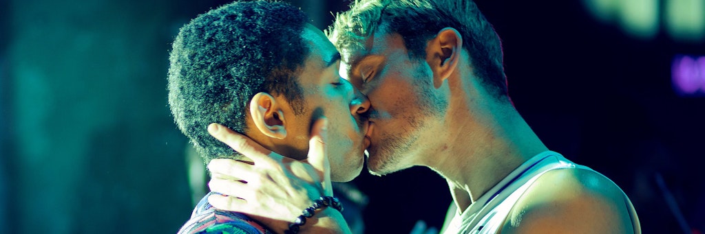 Robbie (Frederic Brossier, r.) und Vince (Benito Bause) in einer Szene der Folge „Der Umzug“ der fünfteiligen schwulen ARD-Miniserie „All You Need“, die morgen in der ARD-Mediathek startet. 