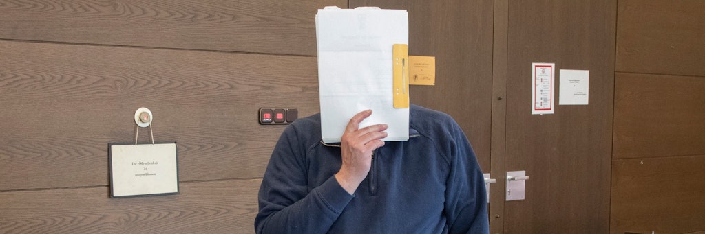 Frührentner Matthias W. (54) vor Gericht. Die Anklage lautet auf Beleidigung, Volksverhetzung, Verleumdung und gefährliche Körperverletzung.