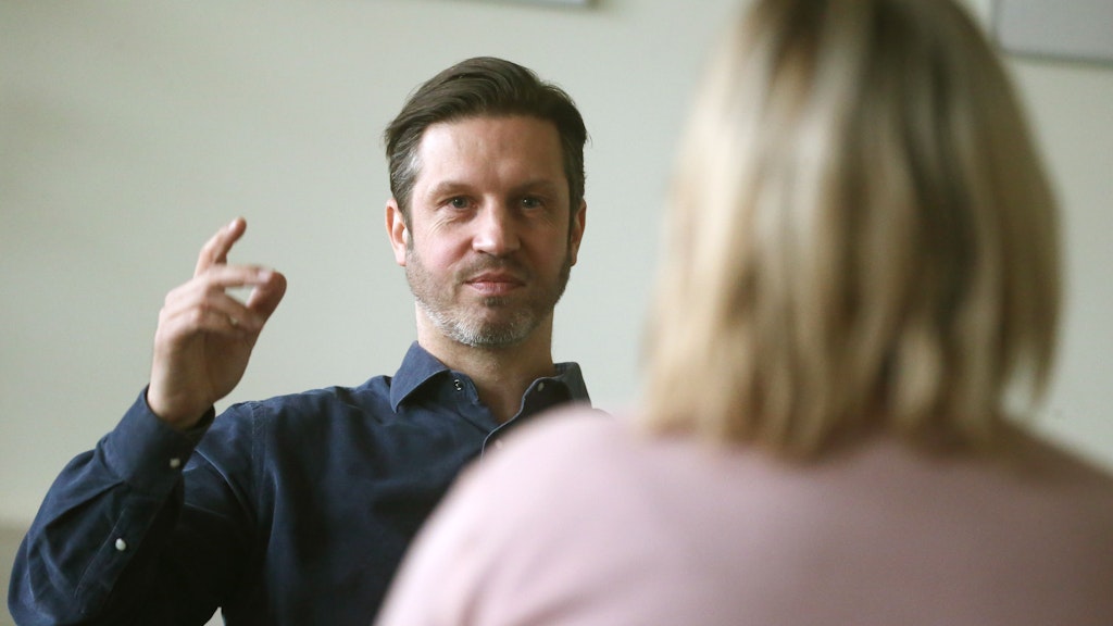 Jan Hülsenbeck, Leiter des Psychosozialen Dienstes der Berliner Polizei, während eines Beratungsgesprächs.