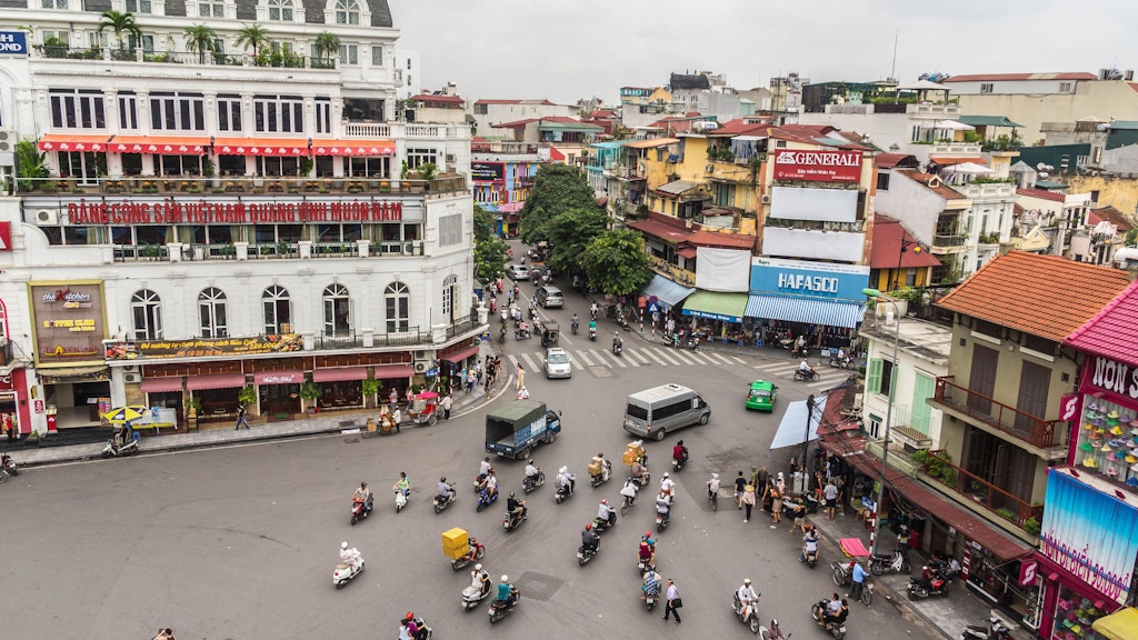 Verkehrsgewusel: Der Strom der Motorräder in Hanoi ebbt nur selten ab.