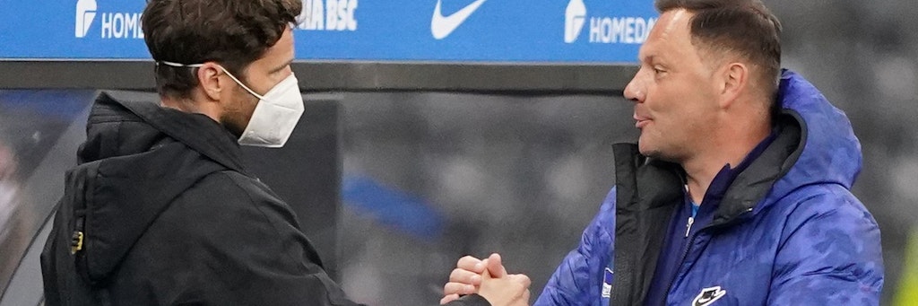Herthas Pal Dardai (r.) und Sportdirektor Arne Friedrich mit Handschlag nach dem 3:0 gegen Freiburg.