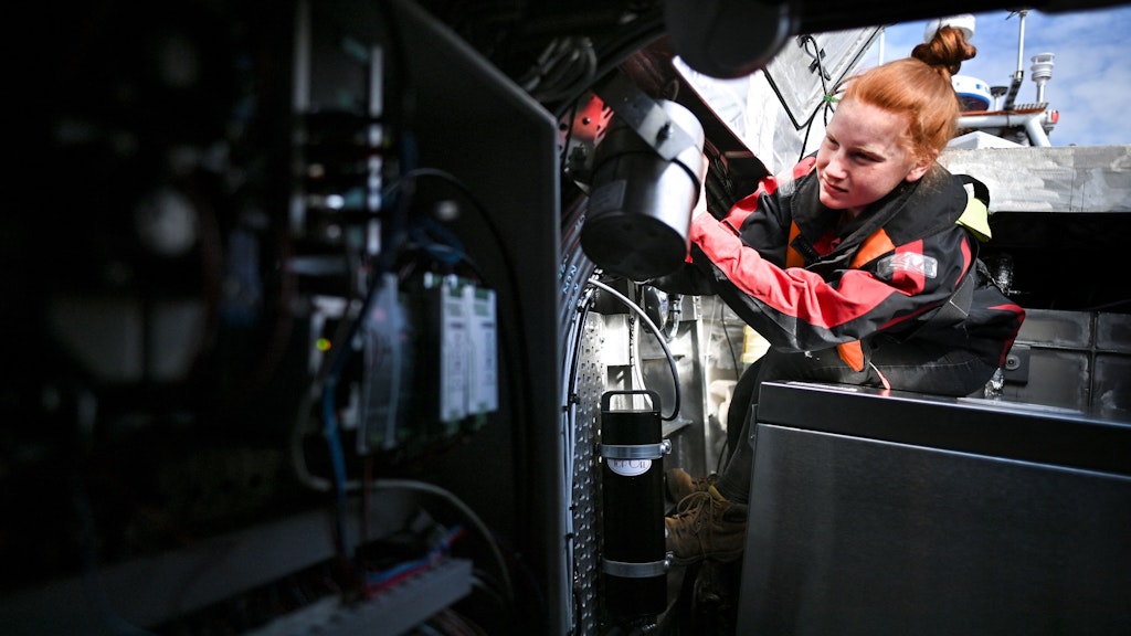 Die Ingenieurin Meirwen Jenking-Rees arbeitet an der Mayflower 400.