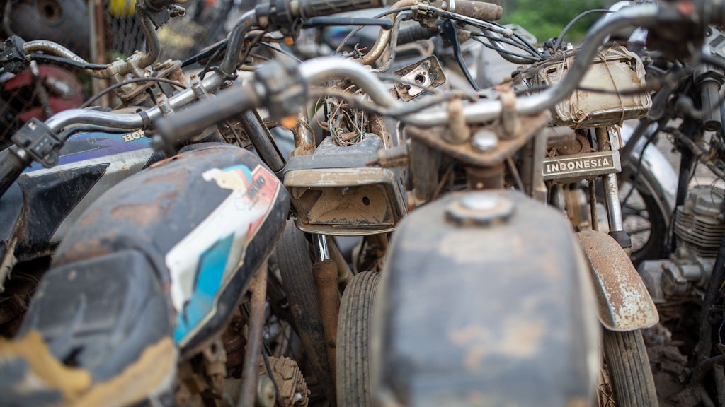 Dicht an dicht stehen in Tề Lỗ alte, ausrangierte Motorräder.